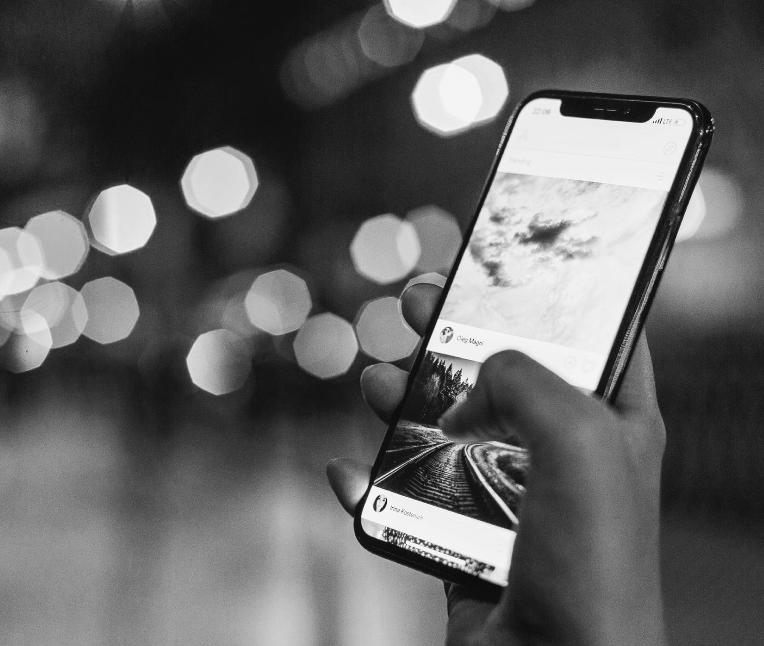 インフルエンサーの手元のスマートフォンデバイスのイメージ写真